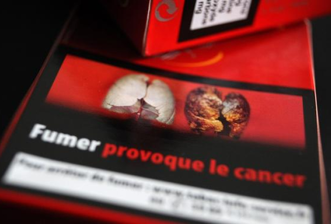 Cigarešu paciņa ar brīdinošu uzrakstu, ka smēķējot var saslimt ar vēzi. Foto: EPA/LETA
