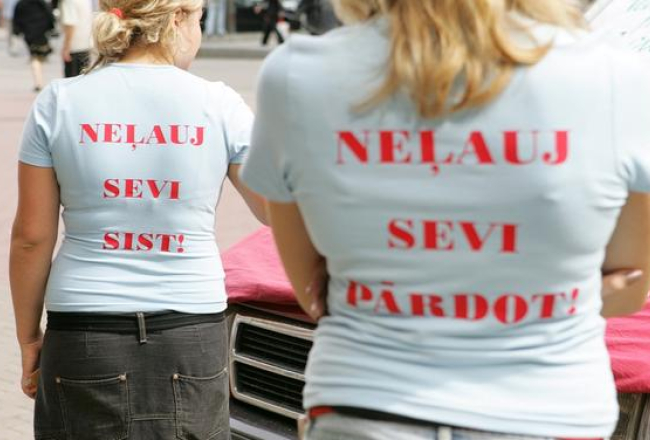 Latvijā notikusi ne viena vien akcija, brīdinot par cilvēktirdzniecību. Foto: Lauris Nagliņš, LETA