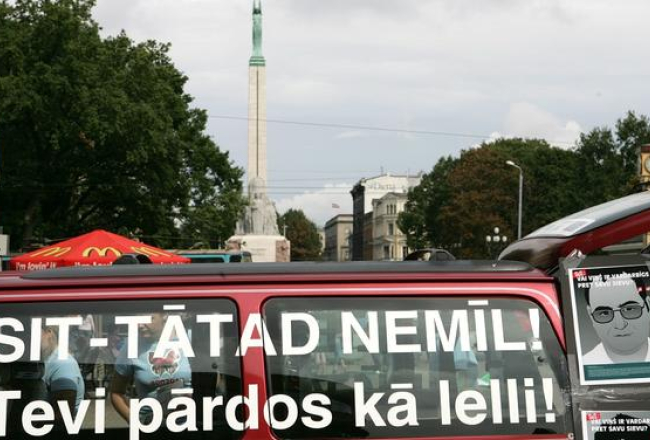 Cilvēktirdzniecības novēršanai veltītās kampaņas informatīvais "busiņš" Kaļķu ielā pirms septiņiem gadiem. Foto: Lauris Nagliņš, LETA