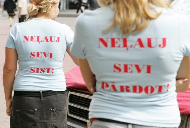 Pret cilvēktirdzniecību vērstas sociālās kampaņas sauklis uz meiteņu krekliņiem. Foto: Lauris Nagliņš, LETA