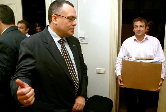 Centrālās vēlēšanu komisijas priekšsēdētājs Arnis Cimdars ieaicina komisijā kustības "Par vienlīdzīgām tiesībām" koordinatoru Andreju Tolmačevu, kurš kastē nes savāktos parakstus par Pilsonības likuma grozīšanu. Foto: Gints Ivuškāns, F64