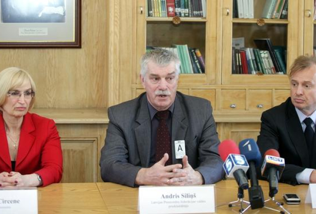 Veselības ministre Ingrīda Circene (Vienotība), Latvijas Pensionāru federācijas valdes priekšsēdētājs Andris Siliņš un Latvijas Kardiologu biedrības prezidents Andrejs Ērglis piedalās mediju brīfingā par veselības aprūpes sistēmas finansēšanas modeli. Foto: Ieva Čīka, LETA