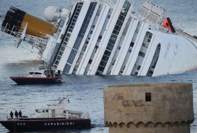 Lielais pasažieru laineris "Costa Concordia" šogad janvārī. Foto: AFP/LETA