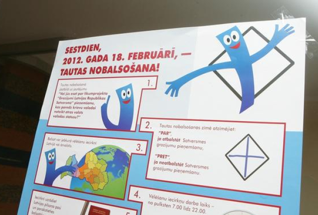 CVK sagatavotie informatīvie materiāli tautas nobalsošanai par likumprojekta "Grozījumi Latvijas Republikas Satversmē" pieņemšanu, kas paredz krievu valodai noteikt otras valsts valodas statusu. Foto: Edijs Pālens, LETA