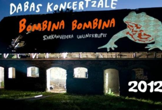 Šogad 30.jūnijā ikgadējais bezmaksas pasākums „Dabas koncertzāle” notika Daugavpils novadā Demenes pagastā, kur mīt aizsargājamais sarkanvēdera krupis.  Ekrānšāviņš no www.daba.gov.lv