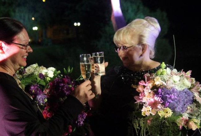 Mākslas kritiķe un kuratore Helēna Demakova (no kreisās) un mecenāte Ināra Tetereve piedalās pieminekļa izcilajam rīdziniekam, baletdejotājam Mārim Rūdolfam Liepam atklāšanā. Foto: Ieva Lūka, LETA