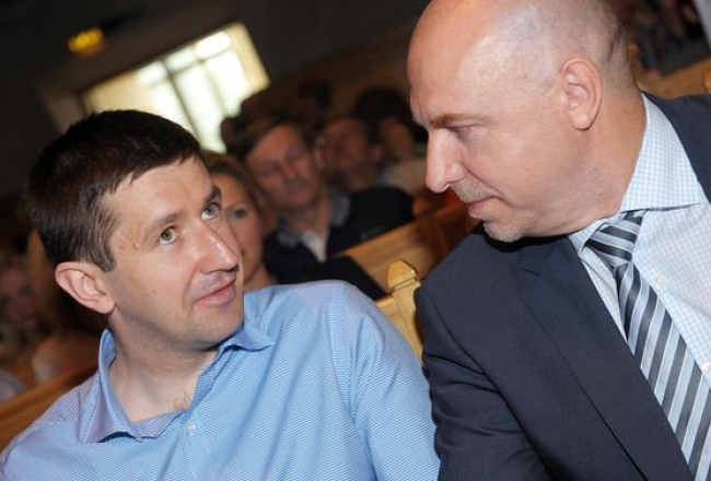 Edmunds Demiters (no labās) un Vjačeslavs Dombrovskis Reformu partijas kongresā. Foto: Ieva Lūka, LETA