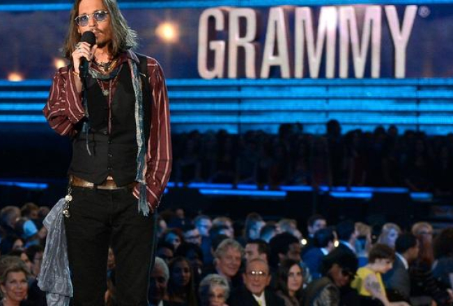 Aktieris Džonijs Deps uzrunā klātesošos ikgadējās Grammy balvas atklāšanā. Foto: AFP/LETA