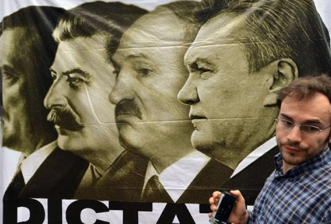 Diktatori kopā - Hitlers (no kreisās), Staļins, Aleksandrs Lukašenko un arī Ukrainas prezidents Viktors Janukovičs. Foto: AFP/LETA
