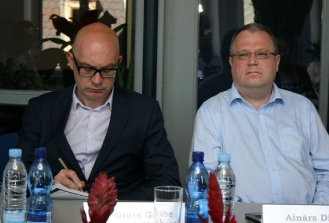 Nacionālās elektronisko plašsaziņas līdzekļu padomes (NEPLP) loceklis Gints Grūbe (no kreisās) un NEPLP priekšsēdētājs Ainārs Dimants. Foto: Andrejs Baburovs, LETA