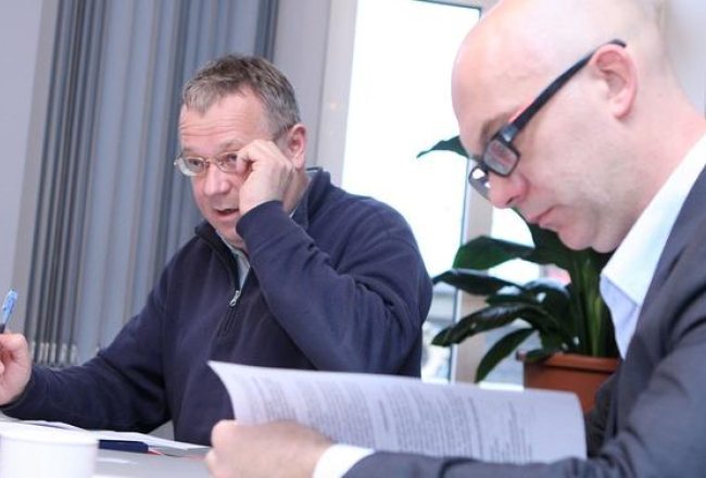 Nacionālās elektronisko plašsaziņas līdzekļu padomes (NEPLP) priekšsēdētājs Ainārs Dimants (no kreisās) un NEPLP loceklis Gints Grūbe piedalās NEPLP sēdē. Foto: Edijs Pālens, LETA