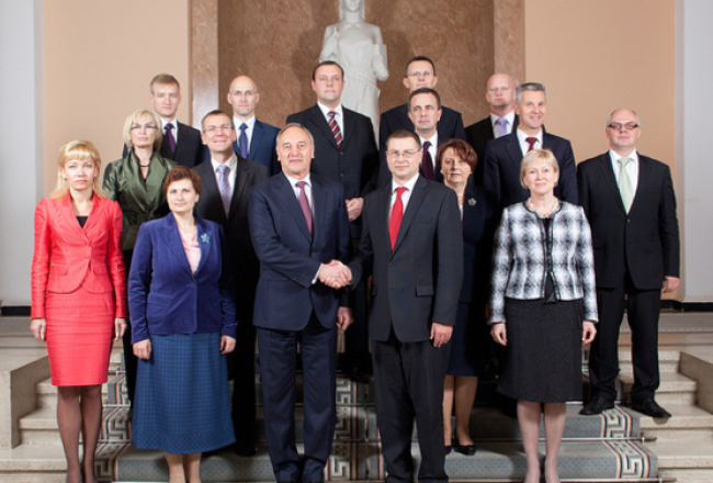 Attēlā (no kreisās): 1. rindā: Valsts kancelejas direktore Elita Dreimane, labklājības ministre Ilze Viņķele, Valsts prezidents Andris Bērziņš, Ministru prezidents Valdis Dombrovskis, kultūras ministre Žaneta Jaunzeme-Grende,