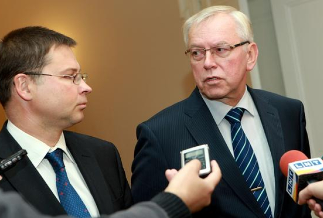 Budžeta projektu atbalstīja koalīciju pārstāvošie parlamentārieši, kā arī opozīcijā esošā Zaļo un zemnieku savienība. Attēlā: Valdis Dombrovskis un Augusts Brigmanis (ZZS). Foto: Ieva Lūka, LETA