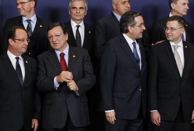 Latvijas premjers Valdis Dombrovskis (1.rindā no labās) ES budžeta apspriedes saietā sarunājas ar Grieķijas premjerministru Antoni Samaru. Pirmajā rindā Francijas prezidents Fransuā Olands un EK prezidents Žozē Manuels Barrozu. 2.rindā no kreisās - Somijas premjerministrs Jirki Katainens, Austrijas kanclers Verners Faimans, Bulgārijas premjerministrs Boiko Borisovs un Igaunijas valdības vadītājs Andruss Ansips. Foto: EPA/LETA