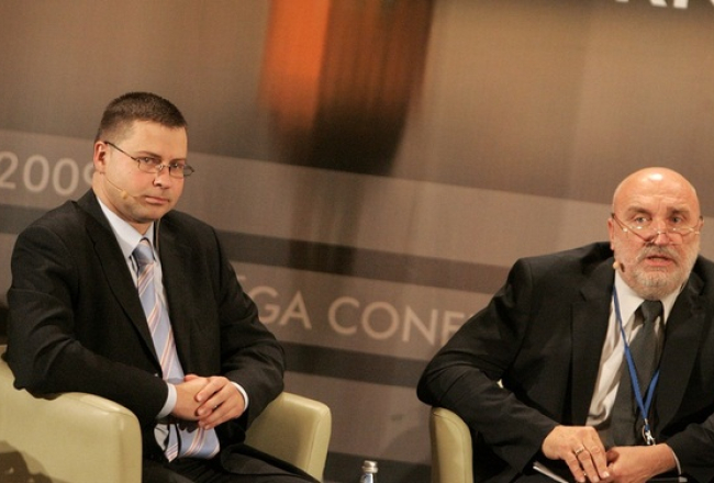 Ministru prezidents Valdis Dombrovskis (no kreisās) un bijušais premjers, tagadējais Eiropas Parlamenta deputāts Ivars Godmanis piedalās konferences "Ekonomiskā atgūšanās mainīgā drošības vidē: transatlantiskā dienaskārtība 2010" diskusijā. Foto: Evija Trifanova, LETA