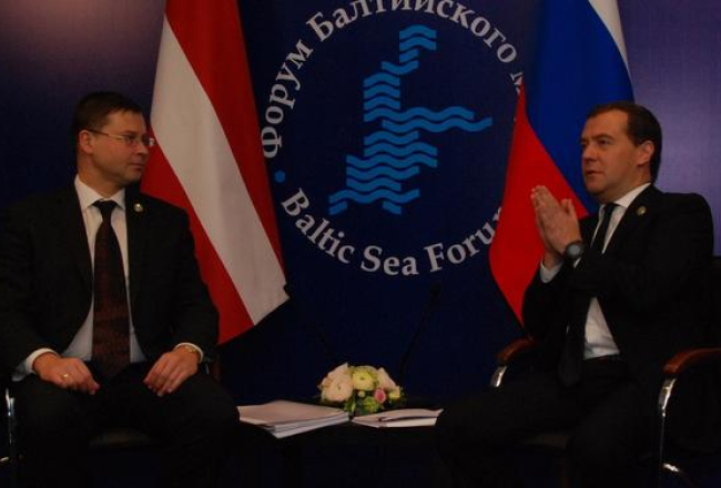 Ministru prezidents Valdis Dombrovskis (no kreisās) tikšanās laikā Sanktpēterburgā ar Dmitriju Medvedevu. Foto: Valsts kanceleja