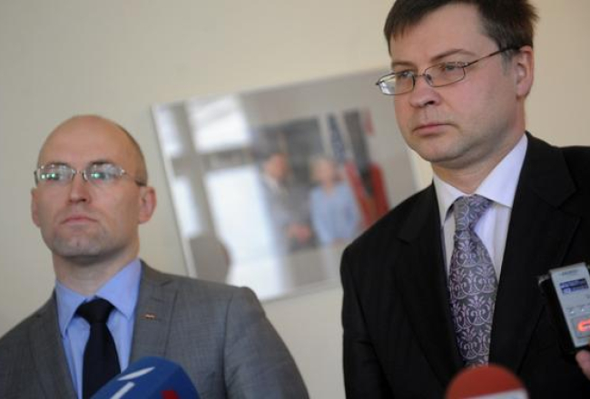 Ministru prezidents Valdis Dombrovskis un ekonomikas ministrs Daniels Pavļuts. Foto: Lita Krone, LETA