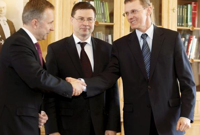 Ministru prezidents Valdis Dombrovskis (centrā), finanšu ministrs Andris Vilks un Latvijas Bankas prezidents Ilmārs Rimšēvics cits citu apsveic, parakstījuši vēstuli par ārpuskārtas konverģences ziņojuma pieprasīšanu Eiropas Komisijai un Eiropas Centrālajai bankai. Foto: Nora Krevneva, F64
