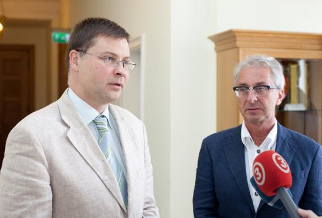 Valdis Dombrovskis un Ojārs Rubenis (no labās) pēc tikšanās. Foto: Toms Norde, Valsts kanceleja
