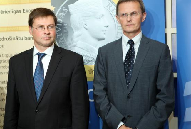 Ministru prezidents Valdis Dombrovskis (no kreisās) un finanšu ministrs Andris Vilks piedalās ceļojošās izstādes "Eiro - mana valūta" atklāšanas pasākumā Rīgas Latviešu biedrības namā. Publicitātes foto