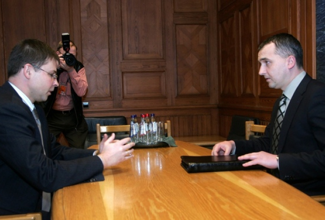 Valdis Dombrovskis un Normunds Vilnītis sarunā Ministru kabinetā 2009.gada martā. Foto: Kristaps Kuhaļskis, F64