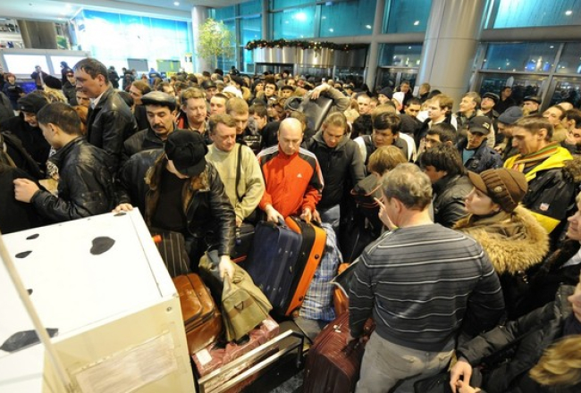 Pasažieru rindas Domodedovas lidostā pastiprinātā drošības režīma laikā. Foto: EPA/LETA