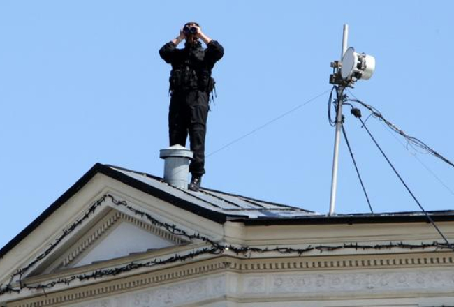 Drošības dienesta darbinieki uz jumta. Foto: EPA/LETA