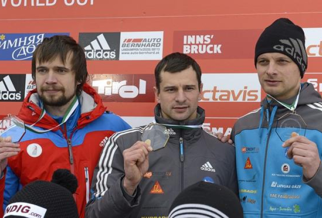 Eiropas čempioni skeletonā - Martins Dukurs (centrā), Tomass Dukurs (pa labi) un sudraba medaļas ieguvējs krievs Aleksandrs Tretjakovs. Foto: EPA/LETA