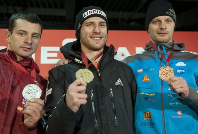 Sudraba medaļas ieguvējs Martins Dukurs (no kreisās), zelta medaļas ieguvējs vācietis Franks Rommels un bronzas ieguvējs Tomass Dukurs. Foto: EPA/LETA
