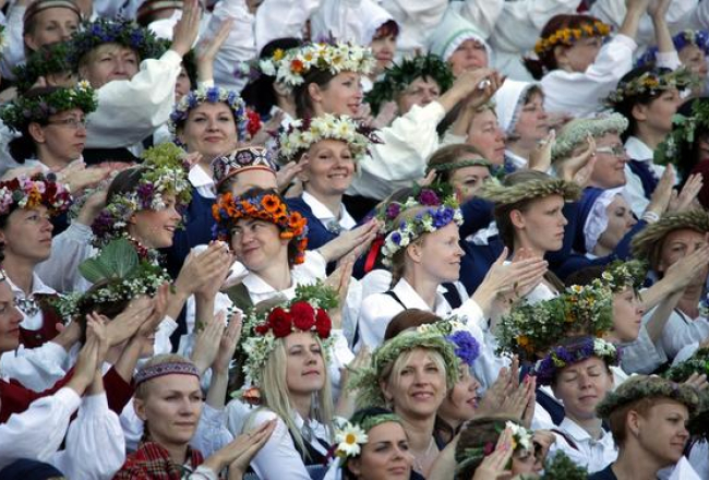 Dziesmu svētku kopkoris Mežaparka estrādē. Foto: Ieva Čīka, LETA
