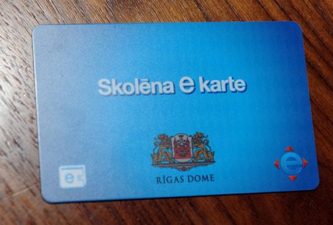 Skolēna jaunā e-karte, kādas tiks dalītas bez maksas Rīgas vispārizglītojošo skolu skolēniem un darbosies kā e-talona un skolēna apliecības apvienojums. Foto: Edijs Pālens, LETA
