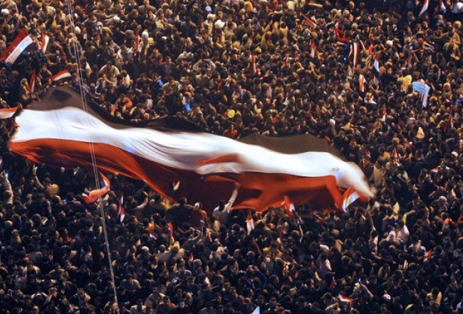 Ēģiptes iedzīvotāji līksmo Kairas ielās. EPA/LETA