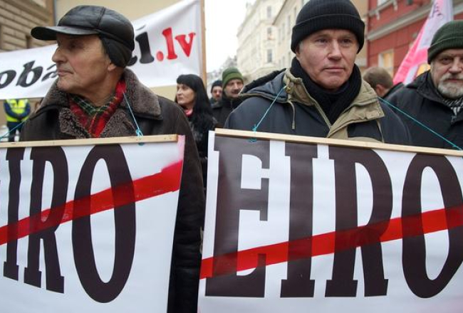 Pie Saeimas ceturtdien piketētāji protestēja pret eiro ieviešanas likuma pieņemšanu. Foto: AFP/LETA