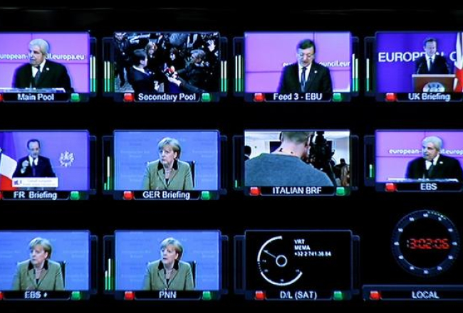 Dažādu ES valstu vadītāju preses konferences redzamas displejā vienlaikus. Foto: EPA/LETA