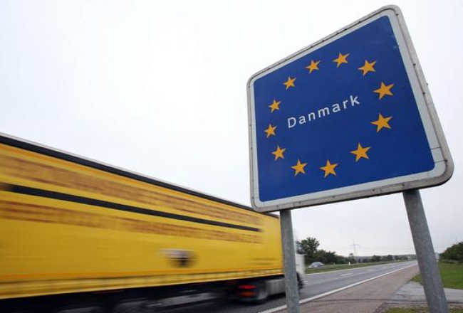 ES zīme ceļa malā Dānijā. Foto: EPA/LETA