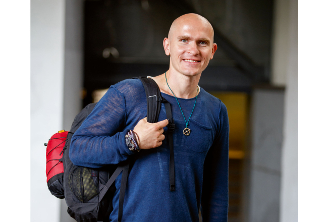 Pašlaik labdarības organizācijas DRH Norway uzdevumā Anastasijs ir devies misijā uz Deli, kuras tuvumā atrodas skola strādājošajiem bērniem.