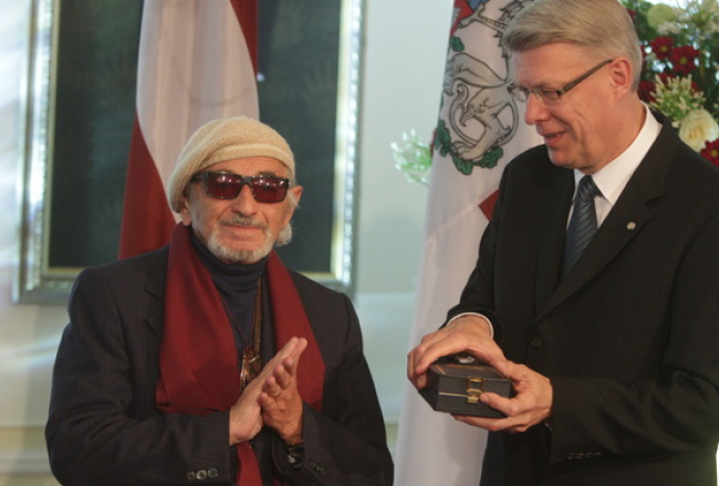 Valsts prezidents Valdis Zatlers 2011.gada pavasarī Rīgas pils Ģerboņu zālē svinīgā ceremonijā pasniedz režisoram Hercam Frankam Triju Zvaigžņu ordeni. Foto Jānis Saliņš, f64