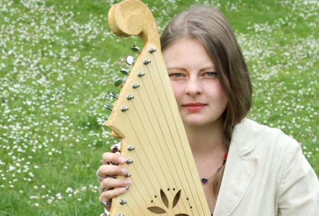 Koncertu atklās koklētāja Laima Jansone, kas ir viena no talantīgākajām etnogrāfiskās kokles spēlētājām, kuras spēles stilā īpašu vietu ieņem improvizācija.Foto Kaspars Krafts, f64