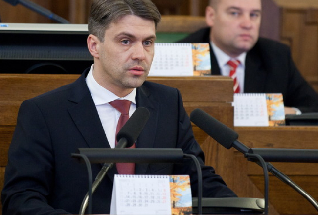 Jaunievēlētais tiesībsargs Juris Jansons nodod svinīgo zvērestu Saeimas sēdē. Foto: F64