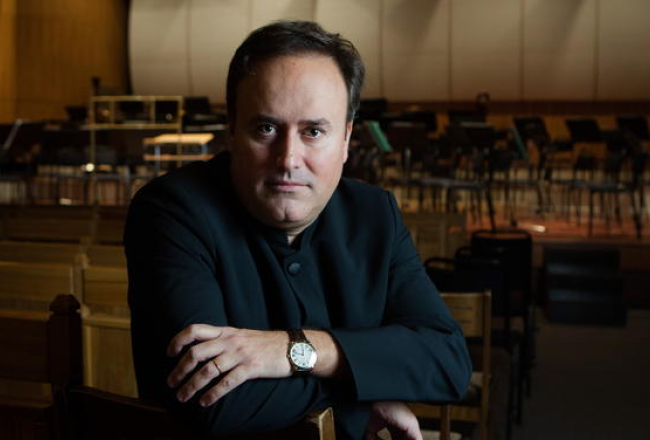 Koncertu diriģēs bijušais Latvijas Nacionālā simfoniskā orķestra vadītājs Karels Marks Šišons. Foto Dmitrijs Suļžics, f64