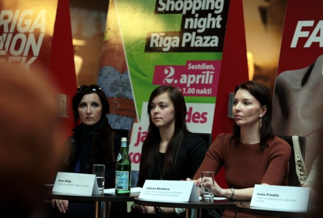 Modes māksliniece Žanete Auziņa (no kreisās), žurnāla "Cosmopolitan" redaktores vietniece Ance Siliņa un Baltijas modes federācijas prezidente Jeļena Strahova. Riga Fashion Week (Rīgas modes nedēļa) pret-a-porter collections autumn/winter 2011 preses konference tirdzniecības centrā "Riga Plaza" . Foto - Nora Krevneva, f64