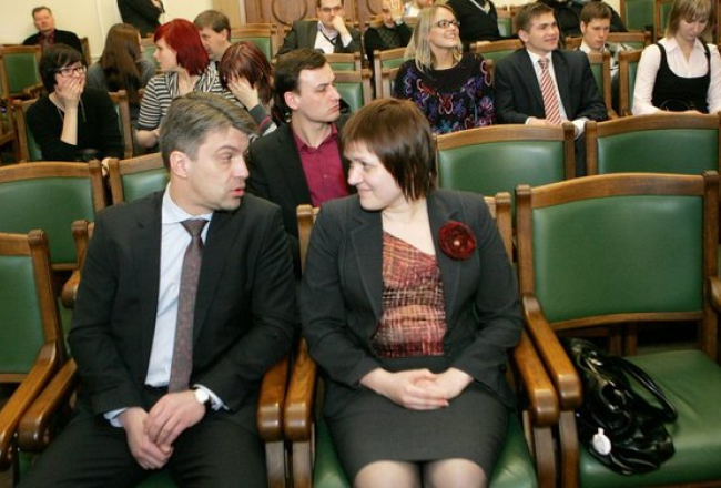 Jaunievēlētais Tisībsargs Juris Jansons un tiesībsarga amata kandidāte Anita Kovaļevska. Foto Raitis Plauks/f64