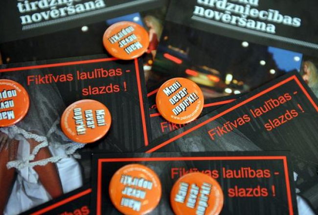 Informatīvie materiāli par kampaņu "Fiktīvas laulības - slazds!". Foto: Ieva Čīka, LETA