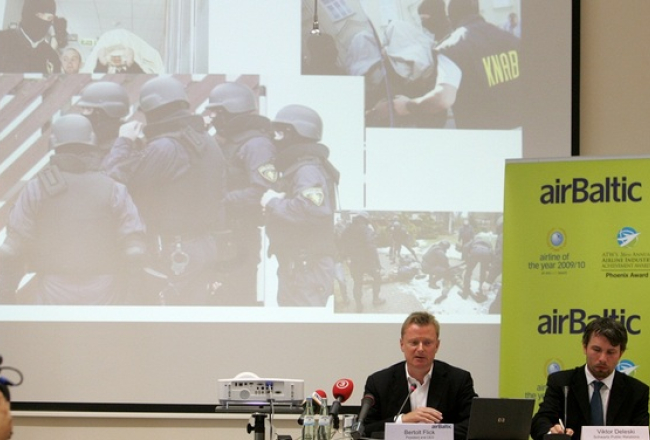 Latvijas nacionālās aviosabiedrības "Air Baltic Corporation" ("airBaltic") prezidents Bertolts Fliks (no kreisās) un sabiedrisko attiecību biroja "Schwartz Public Relations" pārstāvis Viktors Deleski piedalās preses konferencē starptautiskajiem medijiem Vācijas galvaspilsētā Berlīnē. Foto: Ieva Čīka, LETA