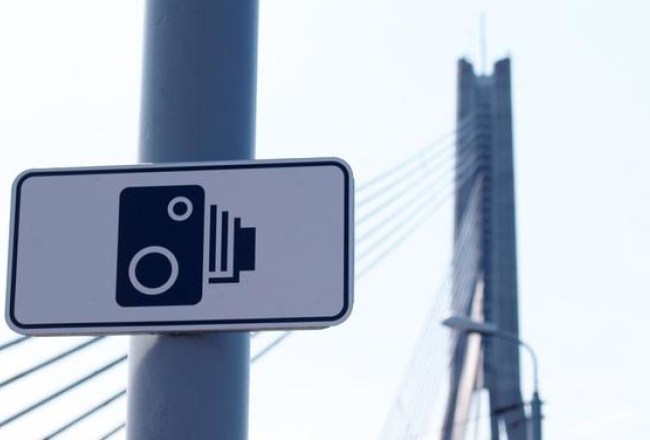 Fotoradara zīme uz Vanšu tilta. Foto: Armands Bubļikovs, F64