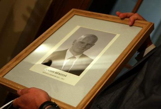 Bijušā tieslietu ministra Gaida Bērziņa foto ierāmēts pirms piestiprināšanas pie sienas. Foto: Edijs Pālens, LETA