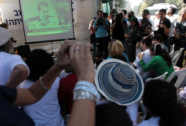 Gilads Šalits uzrunā tautiešus no ekrāna. Foto: AFP/LETA