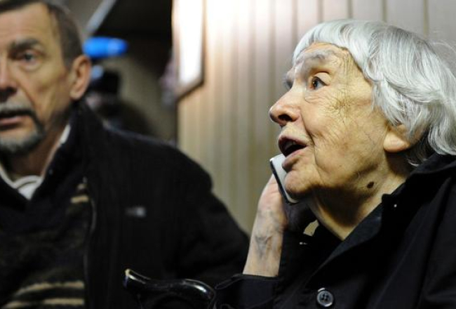Krievijas cilvēktiesību aktīvisti Ļevs Ponomarjovs (no kreisās) un Ludmila Aleksejeva aprīlī klausās vienu no tiesas sēdēm pret organizāciju "Golos". Foto: ITAR-TASS/LETA