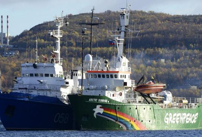 "Greenpeace" ledlauzis "Arctic Sunrise" (pa labi) tika nogādāts Murmanskas ostā. Foto: ITAR-TASS/LETA