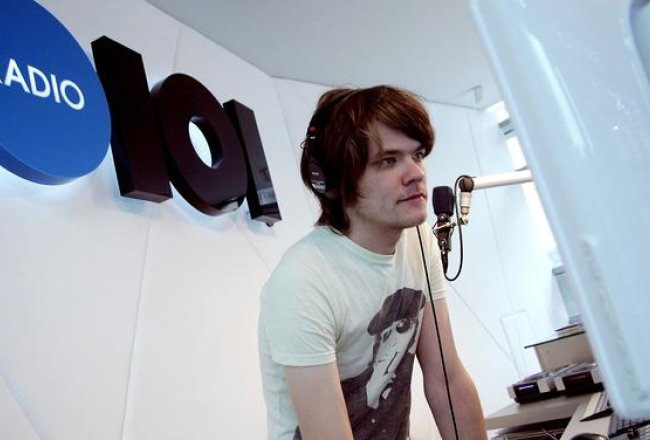 Radio dīdžejs Toms Grēviņš bija palicis gandrīz vai pēdējais no atpazīstamajiem "Radio 101" vadītājiem. Foto: Lauris Vīksne, F64